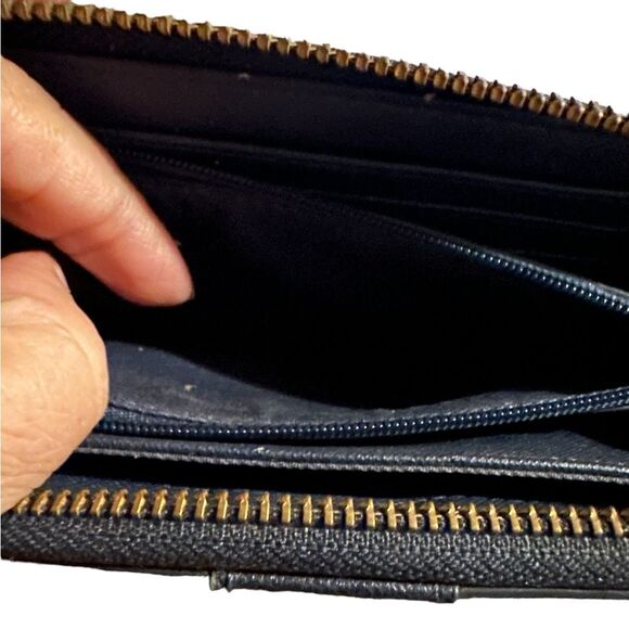 Steve Madden and Fossil wallets. Pre-loved in great conditions. - Picture 12 of 13